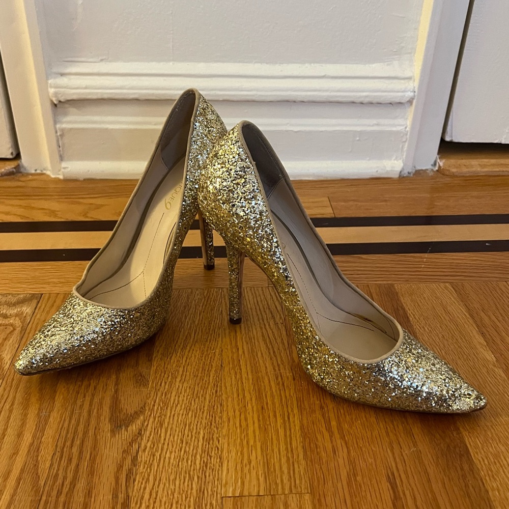 NINE WEST GOLD HEELS